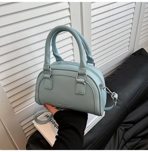 Détail du sac bowling bleu menthe avec texture cuir grainé et garniture argentée