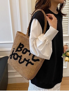 Sac fourre-tout en paille tissée avec broderie noire Bon jour pour les vacances