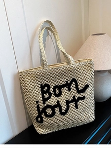 Sac cabas en paille de style français avec broderie Bonjour dans un décor intérieur doux