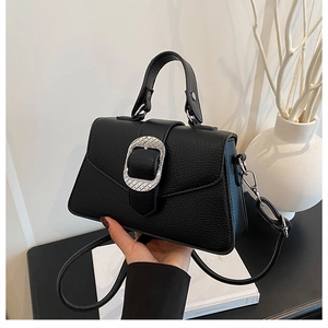 Nahaufnahme der schwarzen Tasche mit Litschi-Muster und silberner Metallschnalle