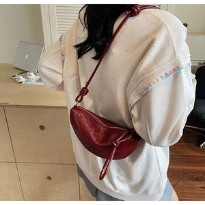 Borsa a mezzaluna in pelle rosso scuro con dettaglio nodo sulla tracolla