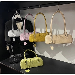 Détails des sacs sous les aisselles en six couleurs avec motif crocodile et pendentif cœur
