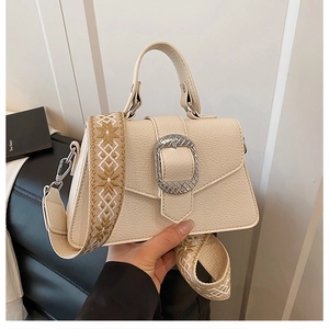 Detailansicht der beigen Ledertasche mit ethnisch besticktem breitem Schultergurt