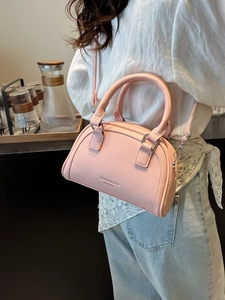 Sac bowling en cuir rose à grain litchi avec poignées et bandoulière réglable