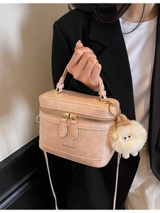 Sac seau rose minimaliste avec breloque en peluche et bandoulière pour femmes chic