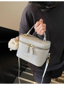 Sac seau moderne gris clair avec double fermeture éclair et pendentif en peluche