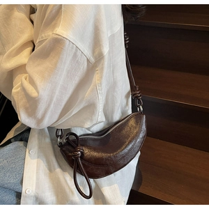 Borsa a mezzaluna marrone scuro con trama stropicciata vintage e tracolla con nodo fisso