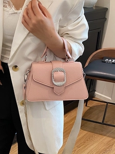 Rosa Vintage-Handtasche mit silberner Schnalle und breitem Stoffschultergurt