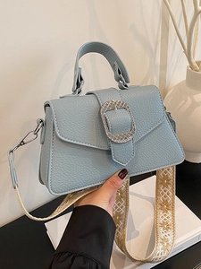 Hellblaue Handtasche aus genarbtem Leder mit Silberschnalle und besticktem breitem Gurt