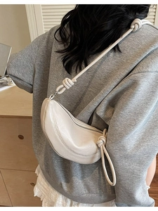Borsa a tracolla croissant beige minimalista con nodo decorativo in pelle sulla tracolla