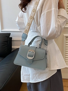 Nebelblaue Handtasche aus Litschileder mit besticktem Gurt und gewebter Schnalle