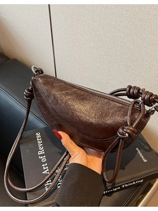 Borsa a tracolla a mezzaluna marrone scuro in pelle lucida con manico annodato di tendenza