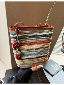 Sac Seau en Paille Tissé Multicolore pour Femmes Bohème Été Plage Sac à Bandoulière Avec Pendentif Fraise