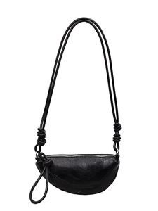 Borsa a tracolla a mezzaluna nera minimalista in pelle lucida con cinturino a nodo