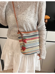 Sac seau tissé à rayures colorées avec breloques fraises et bandoulière en cuir