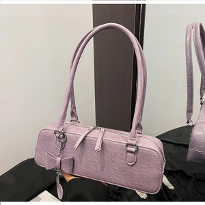 Détail du sac à épaule violet effet croco avec gland nœud et fermeture éclair argentée