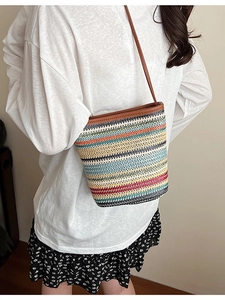 Sac seau tissé à rayures colorées tendance avec bandoulières en cuir et porté épaule