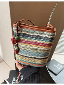 Sac seau en paille tressée à rayures colorées avec bandoulière et fraises