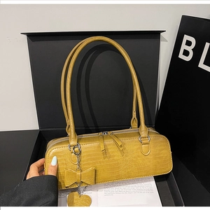 Détail du sac sous le bras jaune embossé crocodile avec doubles poignées en boîte cadeau