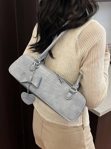 Sac sous le bras chic bleu clair effet crocodile avec nœud et détail de cœur suspendu