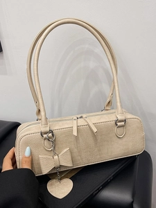 Sac à bandoulière beige à effet crocodile avec nœud coeur et doubles anses