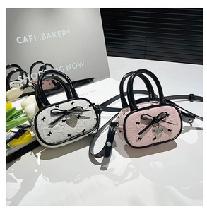 Dettaglio di mini borse rosa e bianche con fiocco, pois e consistenza pieghettata