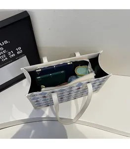 Sac fourre-tout à motif losanges bleus montrant un espace de rangement intérieur