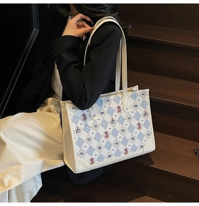 Détail latéral du grand sac cabas avec imprimé bear story sur tissu texturé