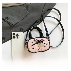 Borsa a tracolla rosa stile balletto con fiocchi neri e ciondolo a cuore su bianco