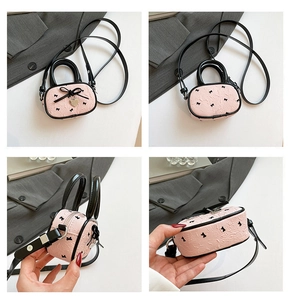 Vista dettagliata su quattro angoli della mini borsa rosa con fiocchi e ciondolo a cuore