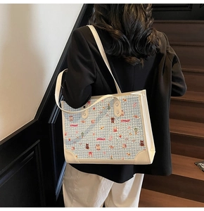 Détail du grand sac cabas avec imprimé ours de dessin animé et bandoulières en cuir blanc