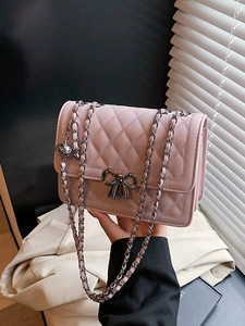 Petit sac bandoulière rose matelassé avec chaîne argentée et boucle nœud chic