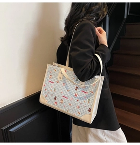 Détail d'un grand sac cabas avec texture tissée bleu clair et motifs de dessins animés