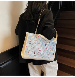 Sac fourre-tout à carreaux bleus et blancs avec motifs animaux porté par un modèle