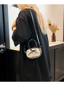 Borsa a cuscino rosa stile balletcore con fiocco e ciondolo a cuore su una modella