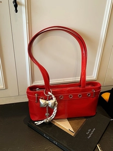 Borsa Sottobraccio in Pelle PU Lucida da Donna Vintage Y2K Borsa a Tracolla Con Occhielli in Metallo Ciondolo a Fiocco Cuore