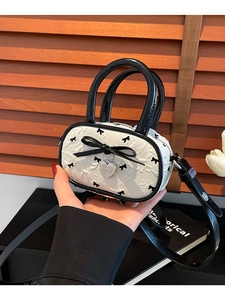 Mini borsa a mano bianca plissettata stile balletto con fiocchi e ciondolo a cuore