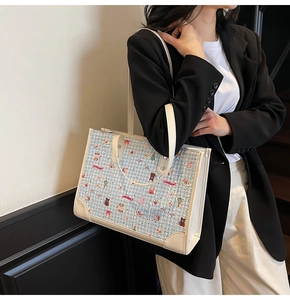Détail du grand sac cabas avec motif à carreaux bleus et illustrations de dessins animés