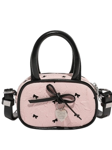 Borsa rosa stile balletto con fiocco nero e ciondolo a cuore in vista frontale