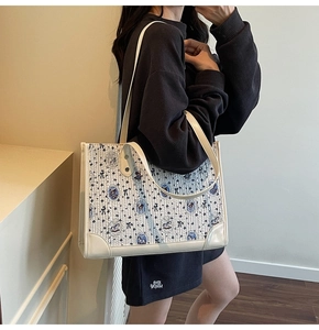 Détail du grand sac cabas en toile avec motifs d'ours en peluche bleus imprimés