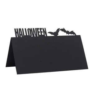 Dettaglio del segnaposto di Halloween intagliato al laser con pipistrelli in carta nera
