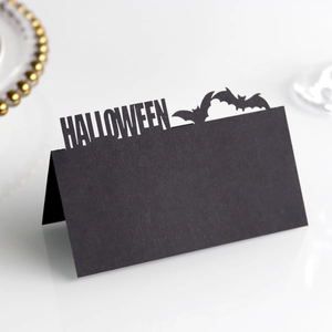 Segnaposto di Halloween in cartoncino nero con ritaglio laser a forma di pipistrello