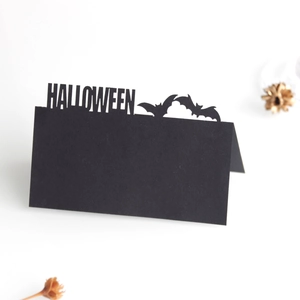 Segnaposto nero per Halloween con pipistrello intagliato al laser e scritta traforata