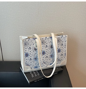 Gros plan du sac cabas blanc avec motifs d'animaux de la forêt et bordure en cuir