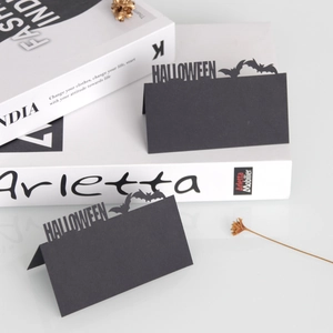 Segnaposto neri per Halloween con design traforato e pipistrelli decorativi