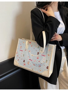 Grand sac cabas à carreaux bleus avec imprimés ours et poignées en cuir blanc