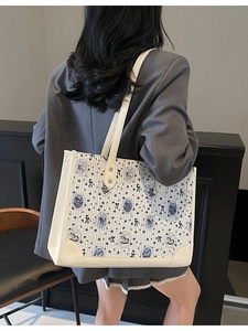Grand sac cabas avec imprimé ours vintage et design élégant en patchwork