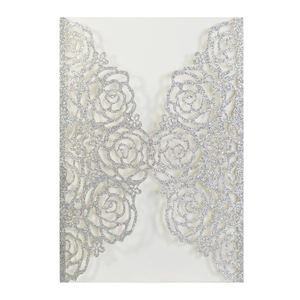 Détail du motif de rose découpé au laser sur couverture d'invitation en papier argenté