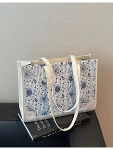 Grand sac fourre-tout matelassé avec imprimés ours bleus et bordures en cuir blanc