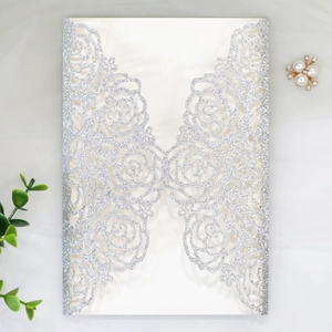 Détails de l'invitation de mariage découpée au laser avec motif de roses argentées pailletées